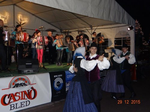 STOPARJI IN FOLKLORNA SKUPINA